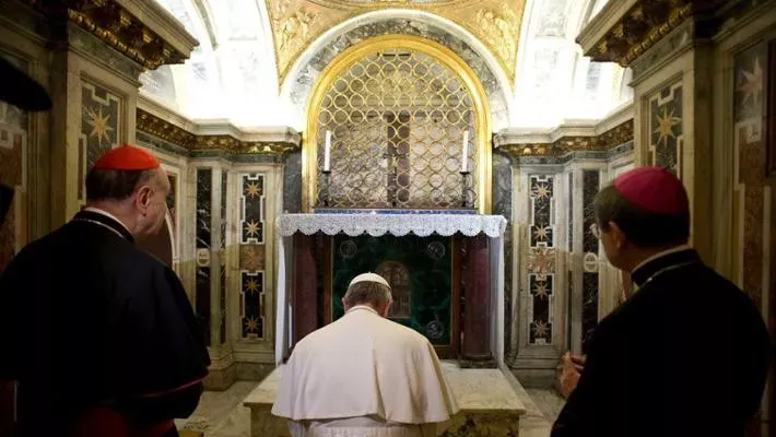 Papa Francesco davanti alla Tomba di San Pietro