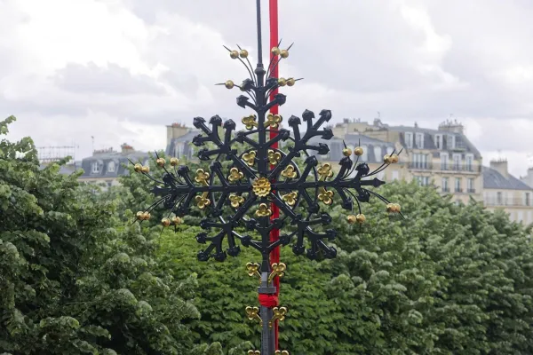 La croce posta sulla sommita dell'abside di Notre Dame / Paris Catholique