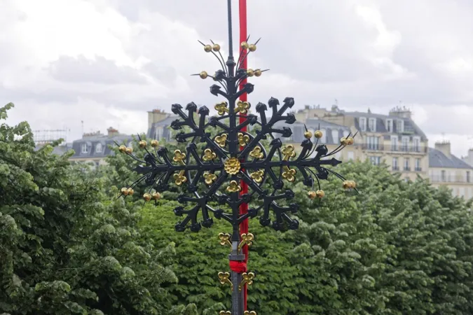 Croce dell'abside di Notre Dame | La croce posta sulla sommita dell'abside di Notre Dame | Paris Catholique