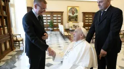 Papa Francesco con il presidente lettone Edgars Rinkēvičs, Palazzo Apostolico Vaticano, 16 maggio 2024 / Vatican Media / ACI Group