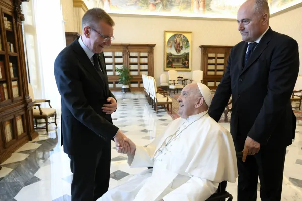 Papa Francesco con il presidente lettone Edgars Rinkēvičs, Palazzo Apostolico Vaticano, 16 maggio 2024 / Vatican Media / ACI Group
