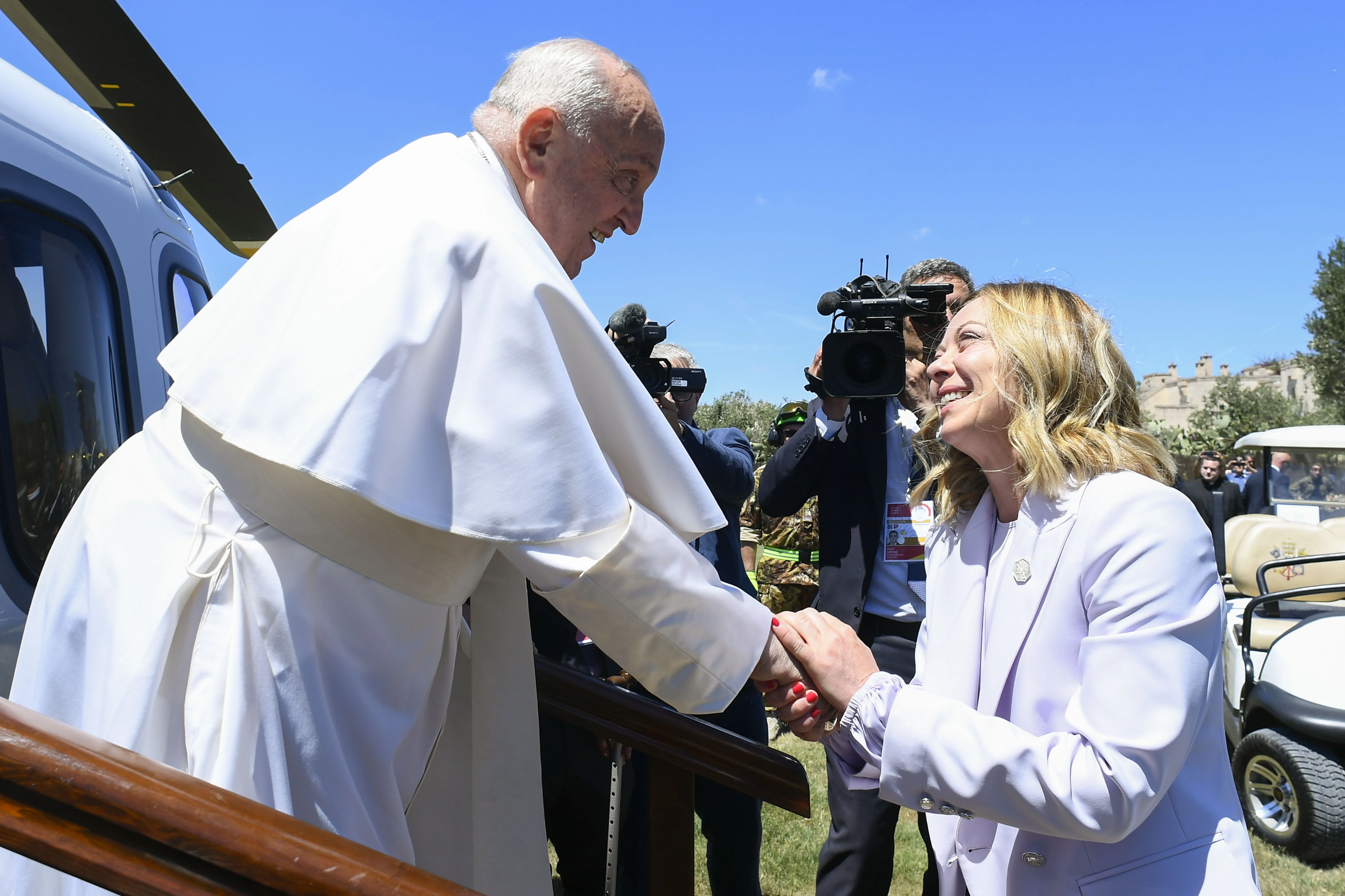 Papa Francesco arriva al G7 ricevuto da Giorgia Meloni