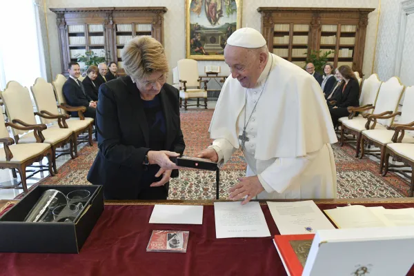 Papa Francesco con la presidente svizzera Viola Amherd, Palazzo Apostolico Vaticano, 4 maggio 2024 / Vatican Media / ACI Group