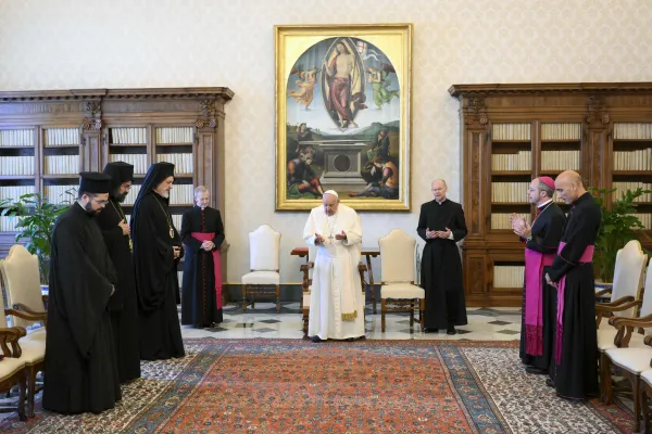 Papa Francesco con la delegazione del Patriarcato Ecumenico di Costantinopoli (a sinistra nella foto), Palazzo Apostolico Vaticano, 28 giugno 2024 / Vatican Media / ACI Group