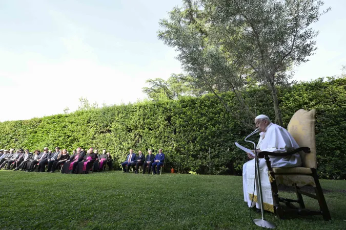 La preghiera comune di Papa Francesco con i diplomatici e i rappresentati di Islam ed Ebraismo |  | Vatican Media