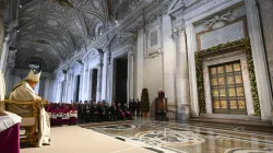 Papa Francesco ascolta il protonotario apostolico leggere la Bolla di indizione del Giubileo 2025, Basilica di San Pietro, 9 maggio 2024 / Vatican Media / ACI Group
