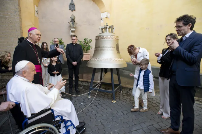 Papa Francesco benedice la campana dei bimbi non nati |  | Vatican Media