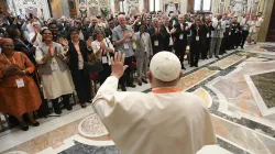 Papa Francesco benedice i membri del Capitolo Generale dei Verbiti, Palazzo Apostolico Vaticano, 28 giugno 2024 / Vatican Media / ACI Group