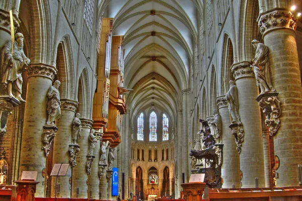 L'interno della cattedrale di San Michele e Gudula a Bruxelles / Wikimedia Commons