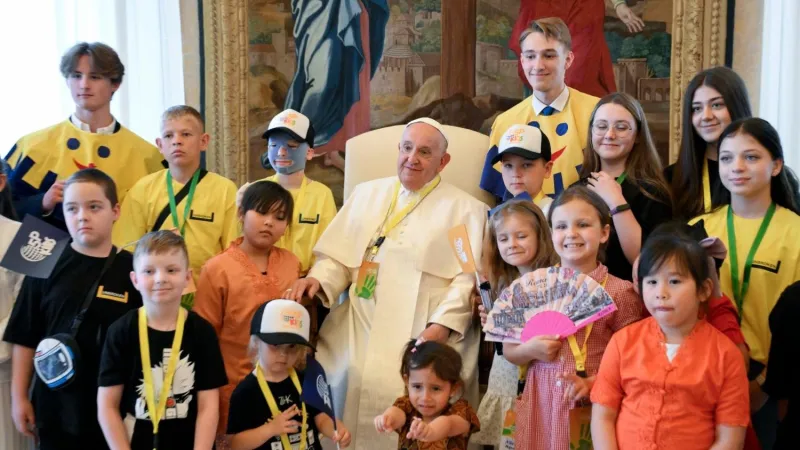 Papa Francesco con i bambini delle zone di guerra |  | Vatican Media