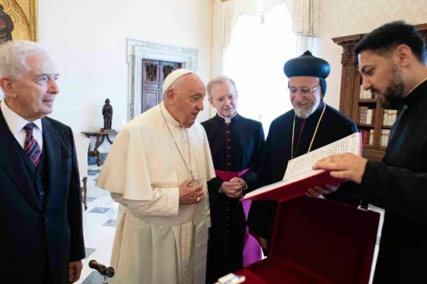 Il Metropolita Filüksinos Yusuf Ҫetin da Papa Francesco, 1 giugno 2024 / Vatican Media / DPUC