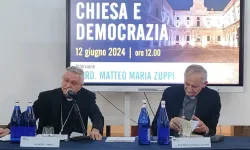 Il vescovo Mario Toso con il Cardinale Matteo Zuppi / Vatican Media