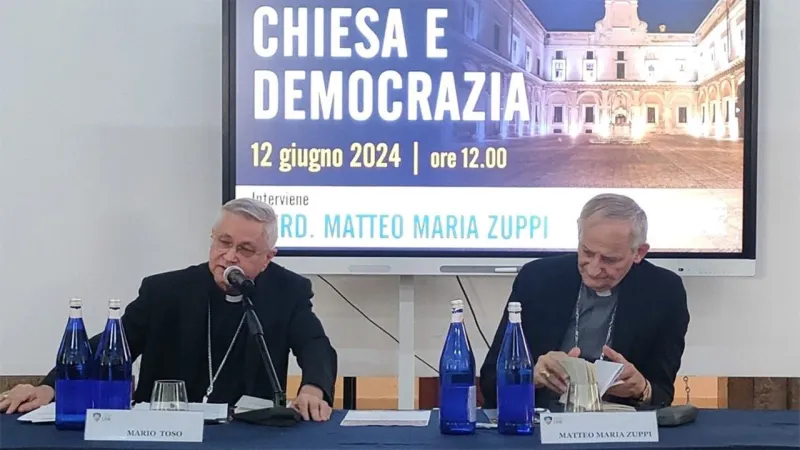 Chiesa e democrazia | Il vescovo Mario Toso con il Cardinale Matteo Zuppi | Vatican Media