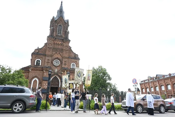 La chiesa parrocchiale di Santa Maria del Rosario a Vladimir durante le celebrazioni del Giubileo dei suoi 130 anni / cathmos.ru