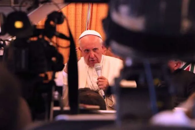 Papa Francesco a bordo del volo papale |  | CNA