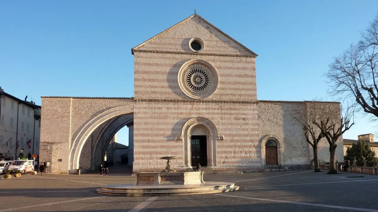 La Basilica Di Santa Chiara, Qui Si Trova Il Crocifisso Che Parlò A San ...