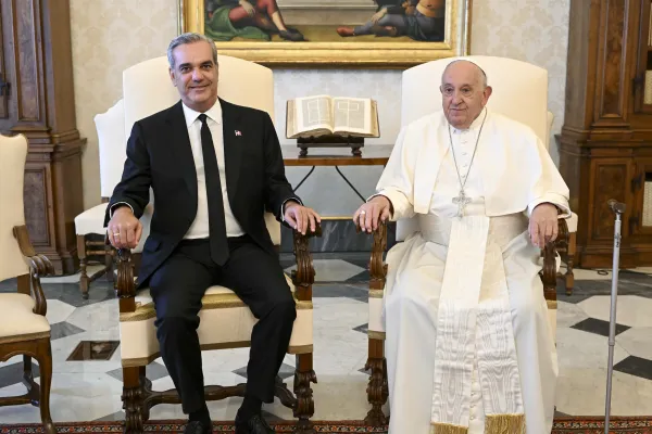 Papa Francesco e il presidente della Repubblica Dominicana Abinader Corona, 27 maggio 2024 / Vatican Media / ACI Group
