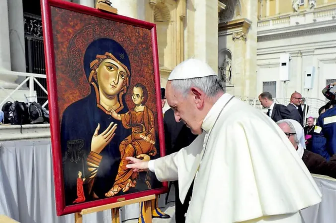 Papa Francesco con una immagine mariana |  | Vatican Media