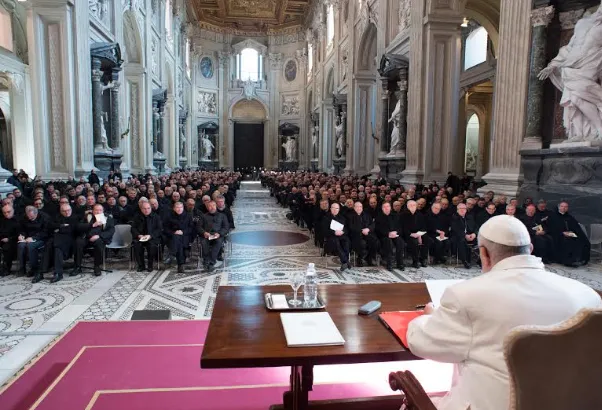 Il Papa confessa i parroci di Roma e indica i compiti per 