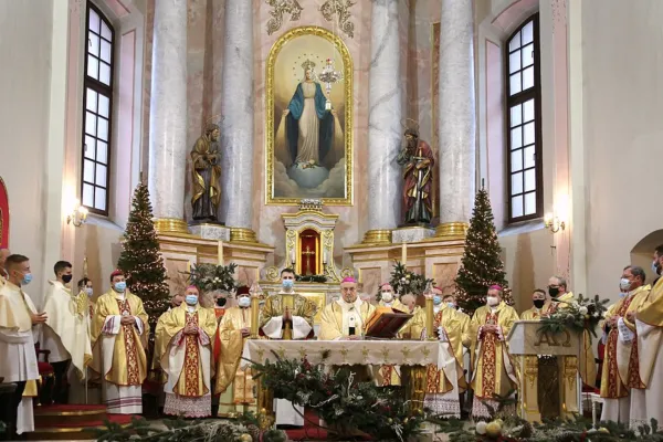 L'arcivescovo Kondrusiewicz celebra la Messa il 3 gennaio, giorno del compleanno, con quasi tutti i vescovi bielorussi presenti / Catholic.by