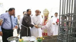 Il vescovo Martinelli pone la prima pietra dell'edificio di formazione cristiana della parrocchia di Santo Spirito nella zona di Ghala, Muscat, 5 luglio 2024 / AVOSA