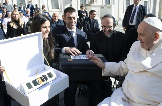 Papa Francesco benedice il nano book |  | www.speisatelles.org