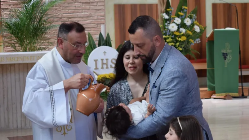 Don Nunzio Currao celebra un battesimo |  | Nunzio Currao / FB