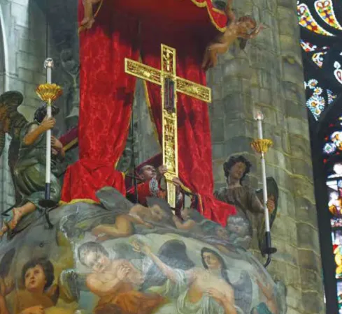 L'arcivescovo Delpini con la croce che custodisce la reliquia |  | Rivista di Terra Santa