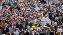 Papa Francesco arriva per l'udienza generale, Piazza San Pietro, 28 maggio 2024 / Daniel Ibanez / ACI Group