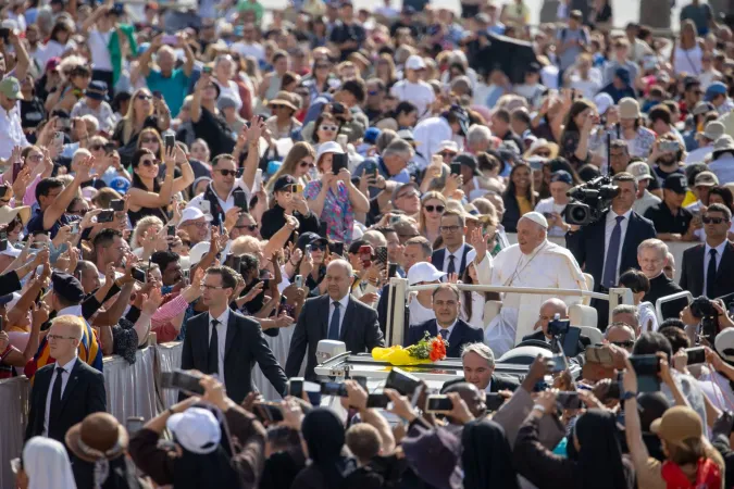 Papa Francesco, udienza generale | Papa Francesco arriva per l'udienza generale, Piazza San Pietro, 28 maggio 2024 | Daniel Ibanez / ACI Group