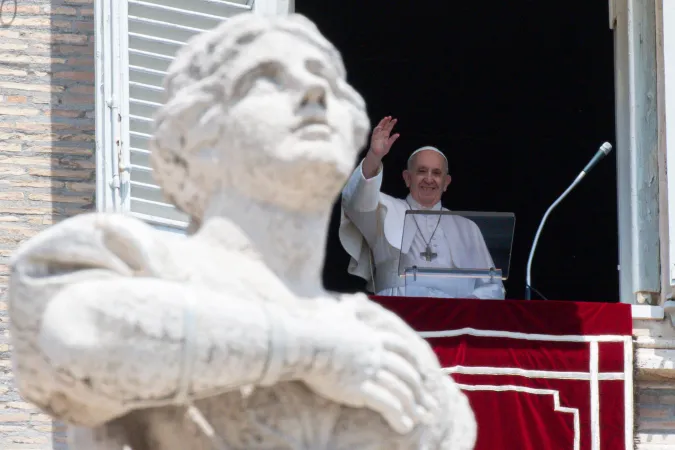 Papa Francesco, Angelus | Papa Francesco saluta al termine di una preghiera dell'Angelus | Vatican Media / ACI Group