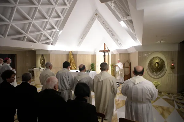 Papa Francesco durante una Messa celebrata nella cappellina della Domus Sanctae Marthae / Vatican Media / ACI Group