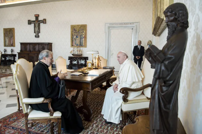 Papa Francesco e Levon Zekiyan | Papa Francesco e l'arcieparca della Chiesa Cattolica Armena ad Istanbul Levon Zekiyan, Palazzo Apostolico Vaticano, 12 novembre 2020 | Vatican Media / ACI Group