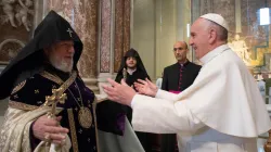 Papa Francesco abbraccia il Catholicos Karekin II al termine della celebrazione per i fedeli di rito armeno nella Basilica Vaticana, 12 aprile 215 / L'Osservatore Romano / ACI Group