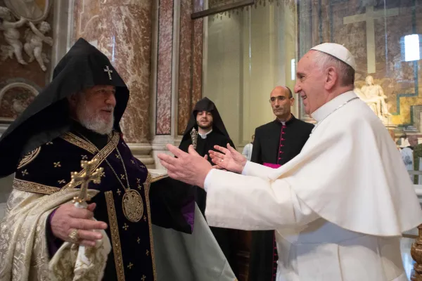 Papa Francesco abbraccia il Catholicos Karekin II al termine della celebrazione per i fedeli di rito armeno nella Basilica Vaticana, 12 aprile 215 / L'Osservatore Romano / ACI Group