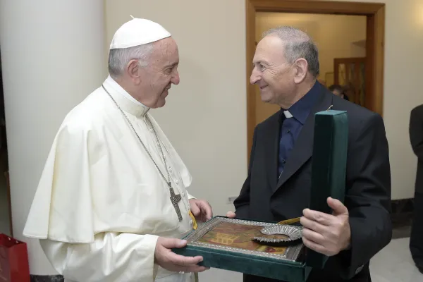 L'arcivescovo Cacucci consegna a Papa Francesco l'icona inviata dal Patriarca Kirill, Domus Sanctae Marthae, Vaticano, 6 giugno 2017 / L'Osservatore Romano / ACI Group