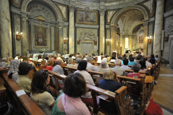 Il Cardinale Comastri durante una delle passate celebrazioni in occasione della festa di Sant'Anna nella parrocchia di Sant'Anna in Vaticano / www.pontificiaparrocchiasantanna.it