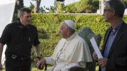 Monsignor Lucio Ruiz (a sinistra) con Papa Francesco nei Giardini Vaticani. Sulla destra, monsignor Dario Edoardo Viganò, già prefetto della Segreteria della Comunicazione, che ora è assessore del dicastero / Vatican Media / ACI Group