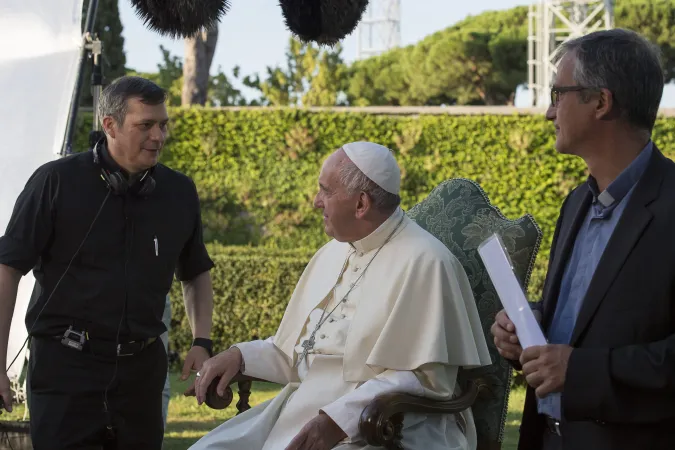 Monsignor Lucio Ruiz | Monsignor Lucio Ruiz (a sinistra) con Papa Francesco nei Giardini Vaticani. Sulla destra, monsignor Dario Edoardo Viganò, già prefetto della Segreteria della Comunicazione, che ora è assessore del dicastero | Vatican Media / ACI Group