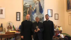 Padre Andriy Soletskyi, rappresentante dell'arcivescovo maggiore Shevchuk, con il Cardinale Sepe al momento della consegna della reliquia di San Gennaro / Segretariato dell'Arcivescovo Maggiore 