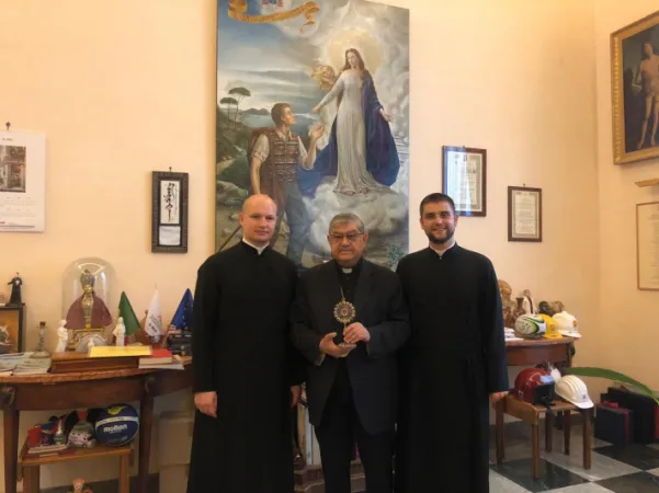 Reliquia di San Gennaro | Padre Andriy Soletskyi, rappresentante dell'arcivescovo maggiore Shevchuk, con il Cardinale Sepe al momento della consegna della reliquia di San Gennaro | Segretariato dell'Arcivescovo Maggiore 