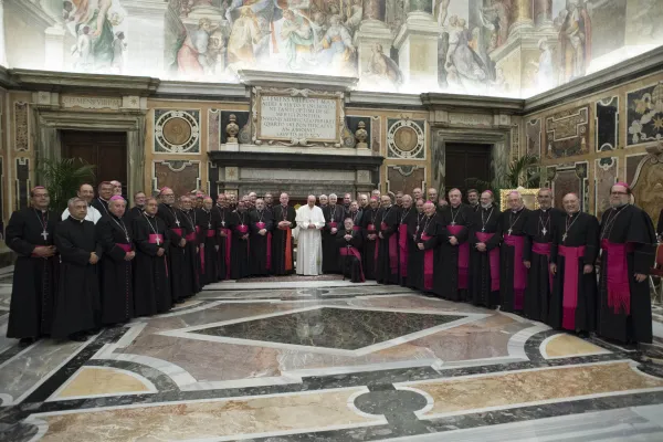 Papa Francesco con i vescovi del Perù in visita ad Limina, Palazzo Apostolico, 15 maggio 2017 / L'Osservatore Romano / ACI Group