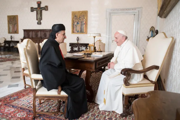 Il Cardinale Bechara Rai, patriarca dei cattolici maroniti del Libano, a colloquio con Papa Francesco nella Biblioteca del Palazzo Apostolico, 23 novembre 2017 / L'Osservatore Romano / ACI Group