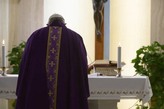 Papa Francesco, Santa Marta | Papa Francesco durante la Messa a Santa Marta del 2 aprile 2020  | Vatican Media / ACI Group