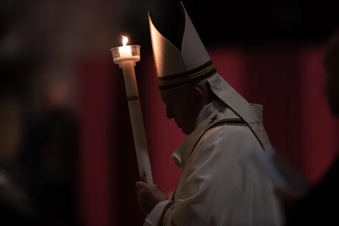 Papa Francesco presiede la Veglia Pasquale  |  | © EWTN-CNA Photo/Daniel Ibáñez/Vatican Pool