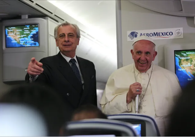 Il Papa e Alberto Gasbarri nella conferenza in aereo  |  | Alan Holdren/ CNA