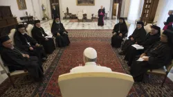 Papa Francesco incontra i presuli della Chiesa patriarcale copta di Alessandria d'Egitto, 6 febbraio 2017  / L'Osservatore Romano / ACI Group