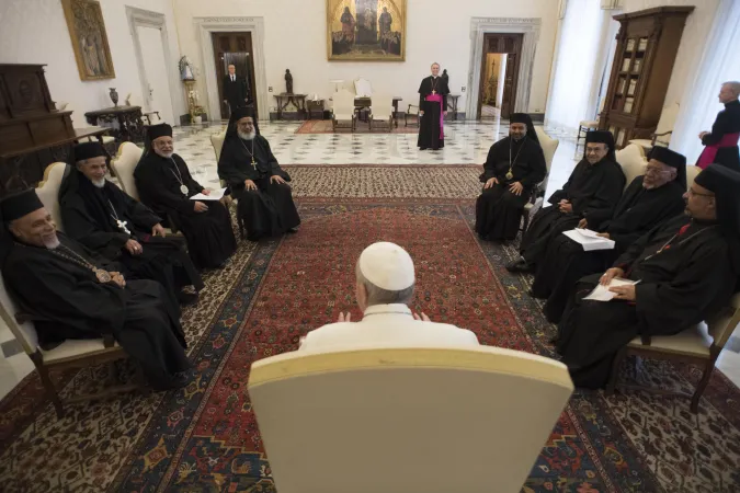 Papa Francesco e i vescovi copti | Papa Francesco incontra i presuli della Chiesa patriarcale copta di Alessandria d'Egitto, 6 febbraio 2017  | L'Osservatore Romano / ACI Group