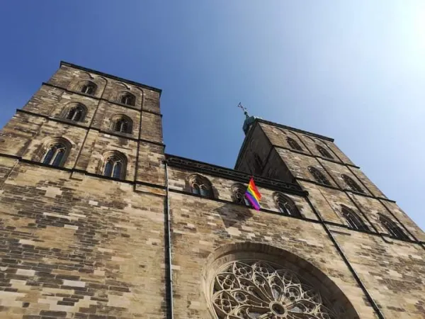 La bandiera LGBT sventola sul duomo di Osnabrück, in segno di protesta contro il Vaticano |  | FB