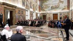 Vincenzo Bassi, presidente della FAFCE, rivolge il suo saluto a Papa Francesco all'inizio dell'incontro della federazione con il Papa, Sala Clemetina, 10 giugno 2022 / Vatican Media / ACI Group